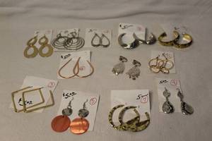 lot 333 image: Earrings see pictures for details