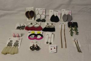 lot 335 image: Earrings see pictures for details