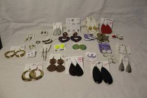 lot 336 image: Earrings see pictures for details