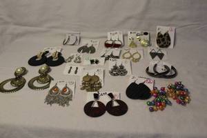 lot 337 image: Earrings see pictures for details