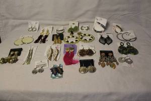 lot 338 image: Earrings see pictures for details