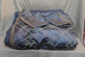 lot 52 image: Fullqueen blue comforter with 2 pillow cases