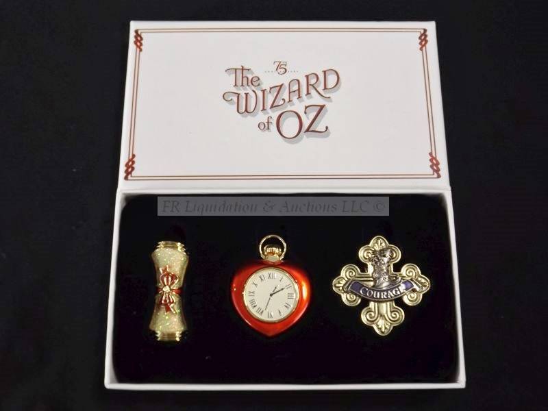 lot 44 image: Lapel pin set