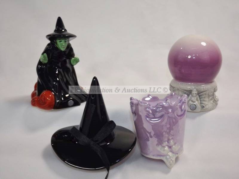 lot 82 image: Salt and pepper shakers