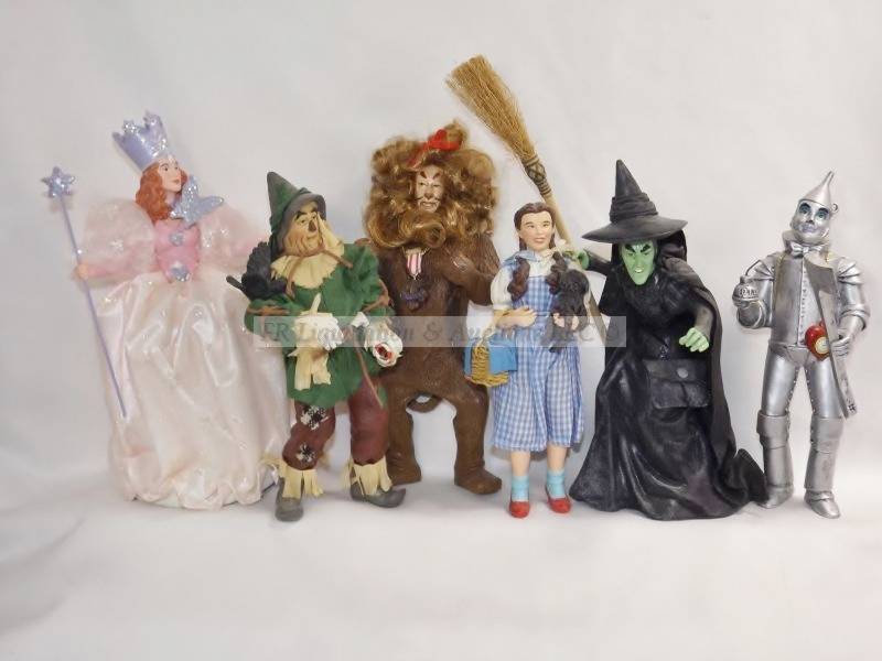 lot 88 image: Kurt S. Adler figurines