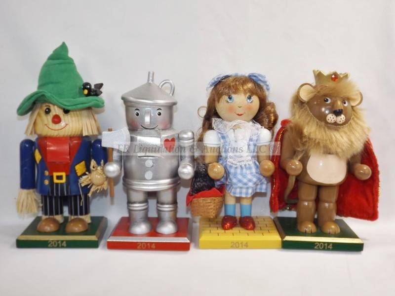 lot 89 image: Trimmerry nutcracker set