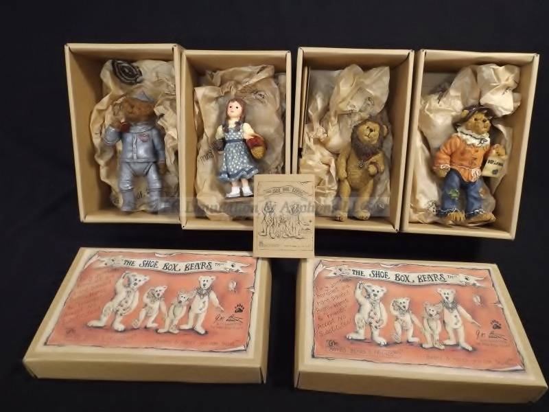 lot 325 image: Boyds Bears & Friends shoe box bears