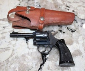 lot 3 image: Smith & Wesson .32 pistol. MUST BE 21 TO PURCHASE AND HAVE NO REASONS NOT TO OWN A FIREARM.