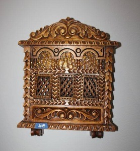 lot 11 image: Peruvian wooden balcony storage decorartistic wall piece