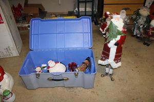 lot 86 image: Standing Santa, Christmas platesbowl, and more