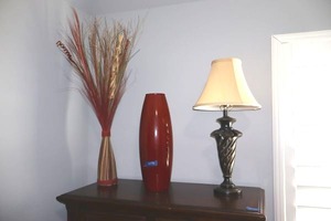 lot 142 image: Table lamp, red vase and decor