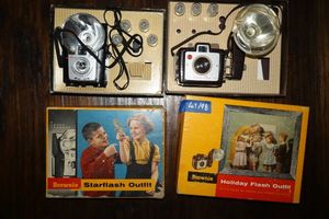 lot 148 image: Vintage Brownie cameras with original boxes