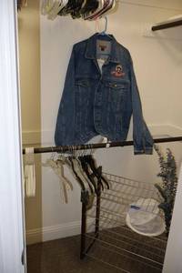 lot 131 image: Closet lot Arizona Charlies Denim jacket XXL, storage rack and hangers
