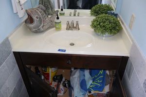 lot 166 image: Bathroom dcor and towels