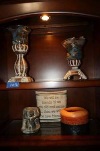 lot 16 image: Home dcor as shown