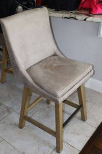 lot 47 image: Faux leather counter height swivel barstool chair