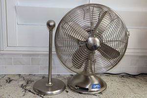 lot 53 image: Hunter Retro table fan and Umbra paper towel holder
