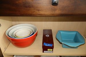 lot 64 image: Arthur Court cracker tray, Cooks tools nesting bowl set, blue serving dish