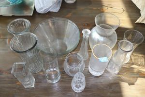lot 92 image: Home dcor Clear glass vases (some crystal) and bowls