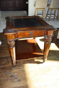 lot 43 image: Side table with wheels - 24 x 28 x 24H
