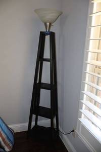 lot 101 image: Floor lamp with 4-tier display shelves - 70 tall