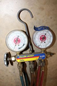 lot 262 image: Yellow Jacket 2-Valve Mechanical Manifold Gauge Set