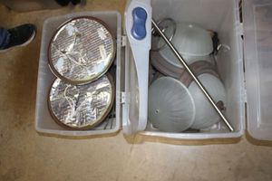 lot 185 image: Light fixtures - 2 totes