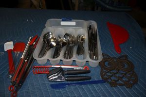 lot 286 image: Kitchen flatware set and utensils