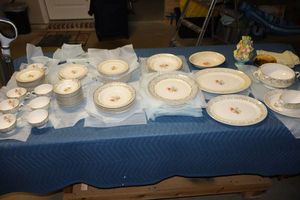 lot 278 image: Vintage Symphony Salem gold trim dish set