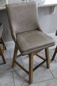 lot 46 image: Faux leather counter height swivel barstool chair