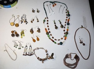 lot 304 image: Jewelry green and brown color beads