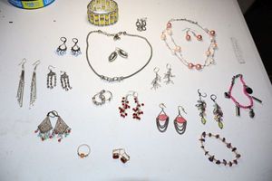 lot 305 image: Jewelry