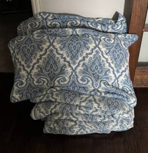 lot 308 image: Just added...Comforter set
