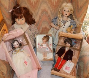 lot 4 image: Madame Alexander dolls Romeo and Juliet, Tinker Bell, plus singing porcelain doll and Pauline doll