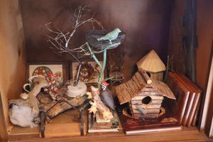 lot 74 image: Bird and animal dcor with Lenox woodpecker figurine