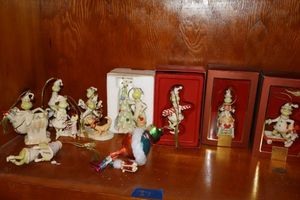 lot 37 image: Lenox Grinch ornaments