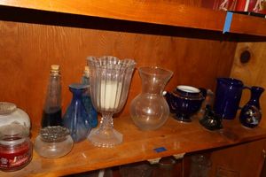 lot 38 image: Glass vases and home dcor