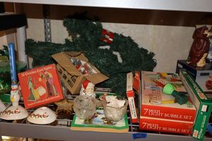 lot 46 image: Vintage Christmas bubble lights, greenery and more