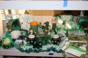 lot 51 image: St. Patricks Day decorations
