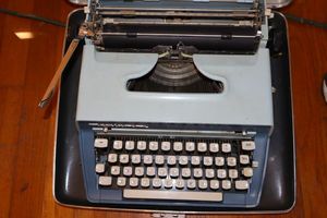 lot 80 image: Vintage Remington Suburbanite typewriter and case