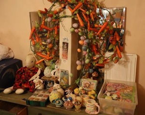 lot 92 image: Easter decorations