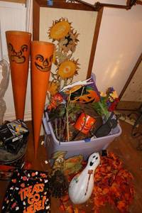 lot 96 image: Halloween and fall dcor