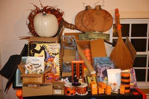 lot 97 image: Halloween and fall dcor