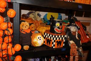 lot 98 image: Halloween and fall dcor