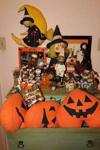 lot 156 image: Halloween and fall dcor