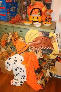 lot 161 image: Fall decorations and Halloween costume