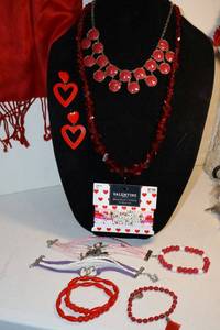 lot 135 image: Jewelry Valentines assortment