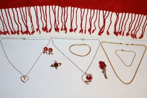 lot 137 image: Jewelry Valentines assortment