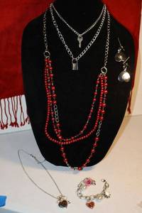 lot 139 image: Jewelry Valentines assortment