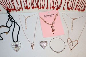 lot 140 image: Jewelry Valentines assortment